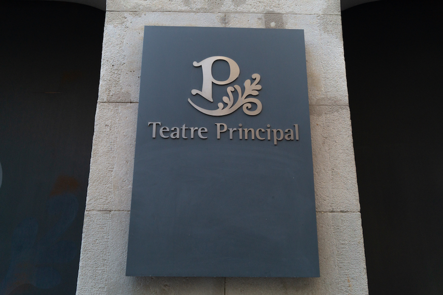 Placa del Teatre Principl, en una fotografia d'arxiu