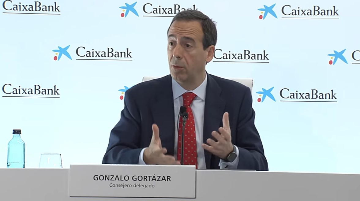 Gonzalo Gortázar, conseller delegat de Caixabank, durant la roda de premsa de la fusió / DS
