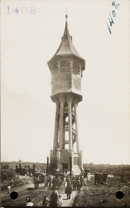 La Torre de l’Aigua acabada d’inaugurar, amb els ciutadans visitant-la. Agost de 1918 / Josep Brangulí / Arxiu Nacional de Catalunya