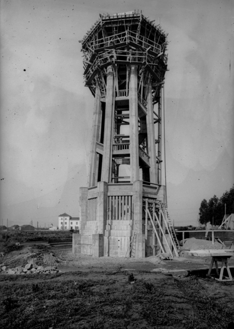 Construcció de la Torre de l’Aigua, entre 1916 i 1918 / Josep Brangulí / Arxiu Nacional de Catalunya