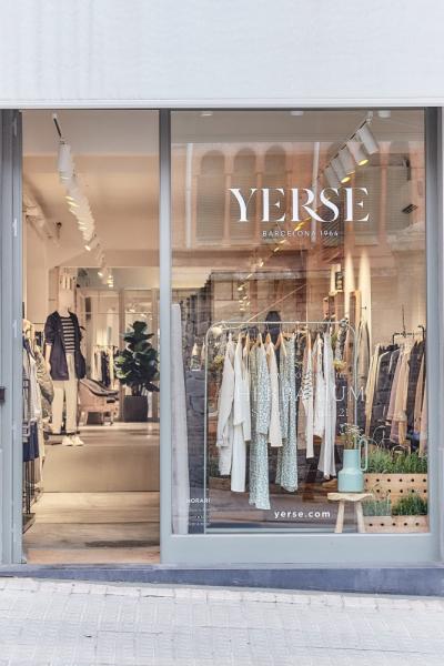 Nou logotip de Yerse a una de les seves botigues