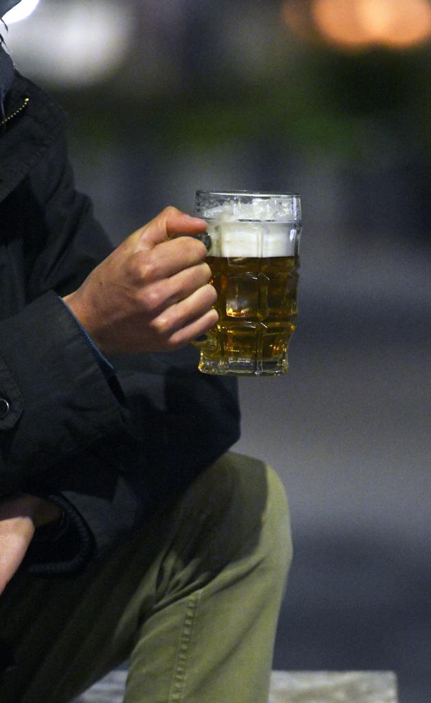 La venda d’alcohol a menors d’edat suposarà una sanció de fins a 1.500 euros, segons l’esborrany de l’ordenança de Civisme