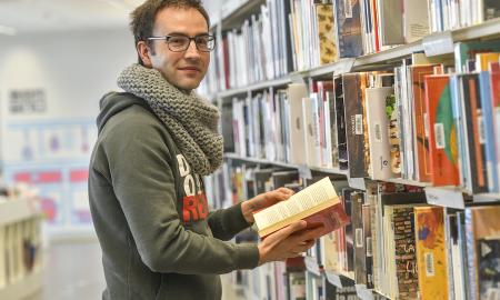 Jordi Bosch, entre llibres a la Biblioteca del Sud