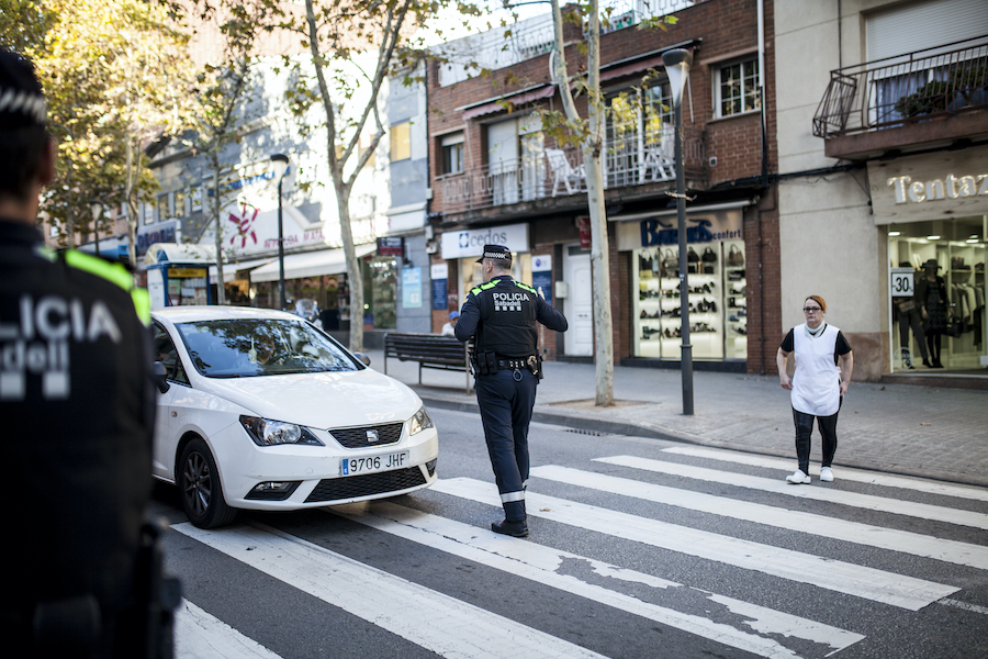 Foto d'arxiu d'agents municipals ordenant el trànsit de Sabadell