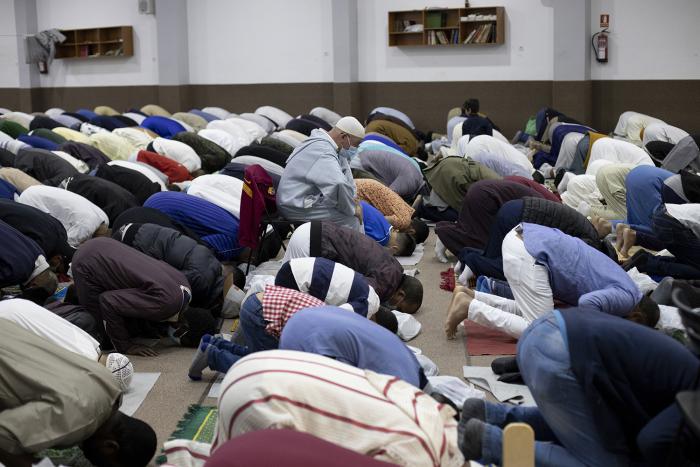 Part de la comunitat musulmana a Sabadell posa fi al Ramadà a la mesquita Al-Huda / Victòria Rovira