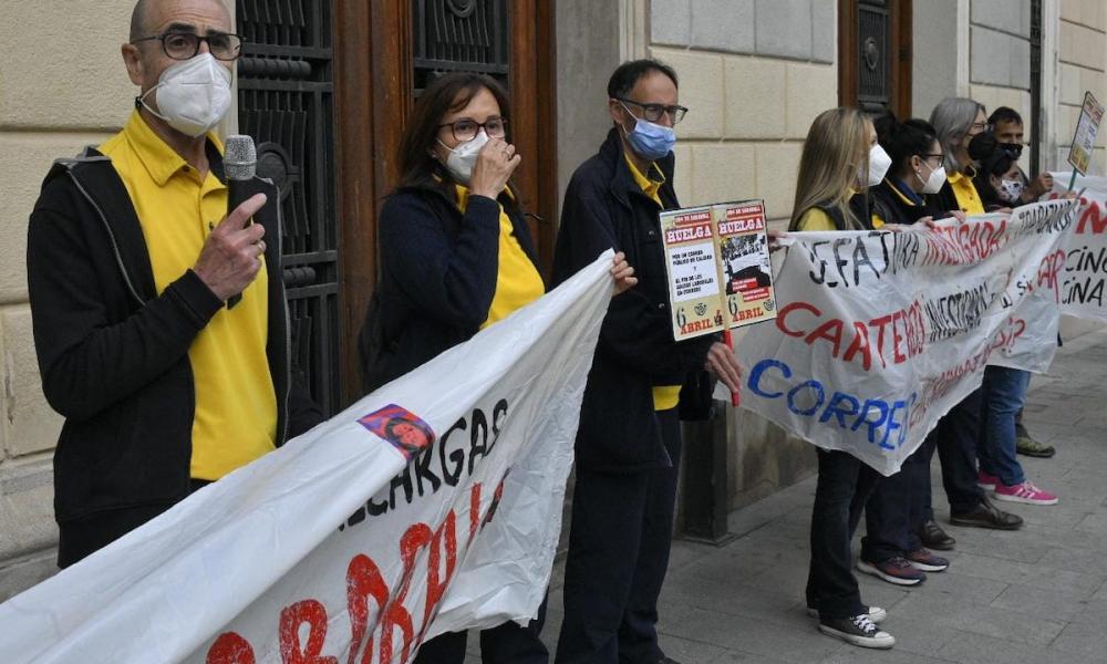 Treballadors de la UR4 de Correus en una manifestació davant de l'Ajuntament de Sabadell / LL.F.