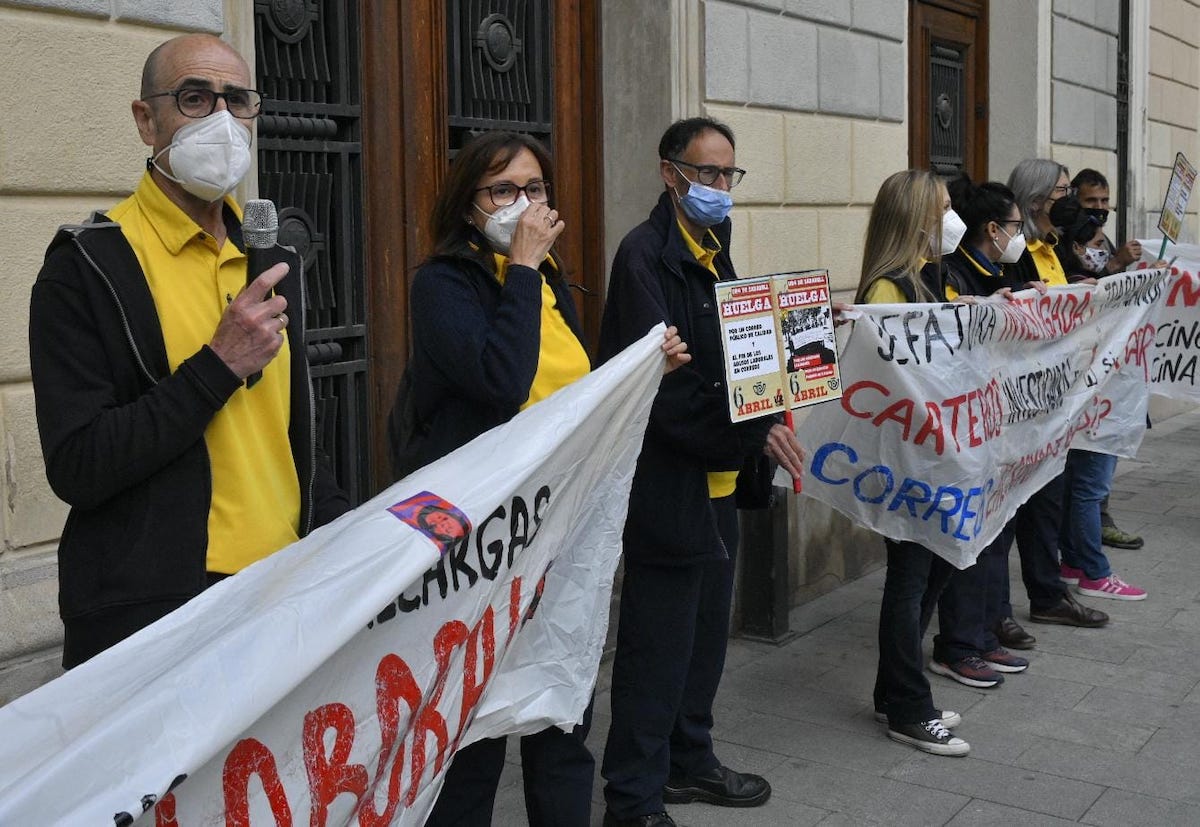 Treballadors de la UR4 de Correus en una manifestació davant de l'Ajuntament de Sabadell / LL.F.