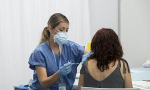 Una dona es vacuna contra el coronavirus a la Pista Coberta d'Atletisme / VICTÒRIA ROVIRA
