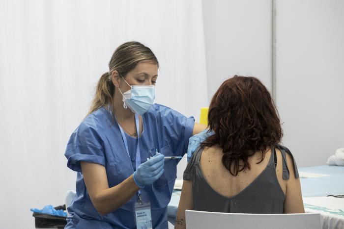 Una dona es vacuna contra el coronavirus a la Pista Coberta d'Atletisme / VICTÒRIA ROVIRA