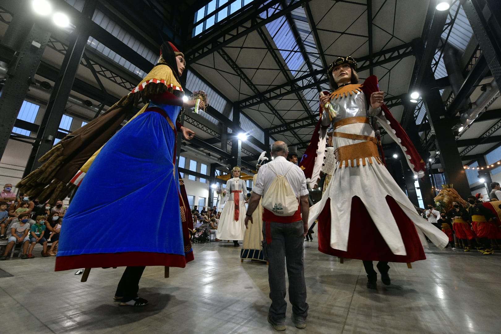 Gegants de Sabadell, dansant a la Fira Sabadell, durant el seguici / Lluís Franco
