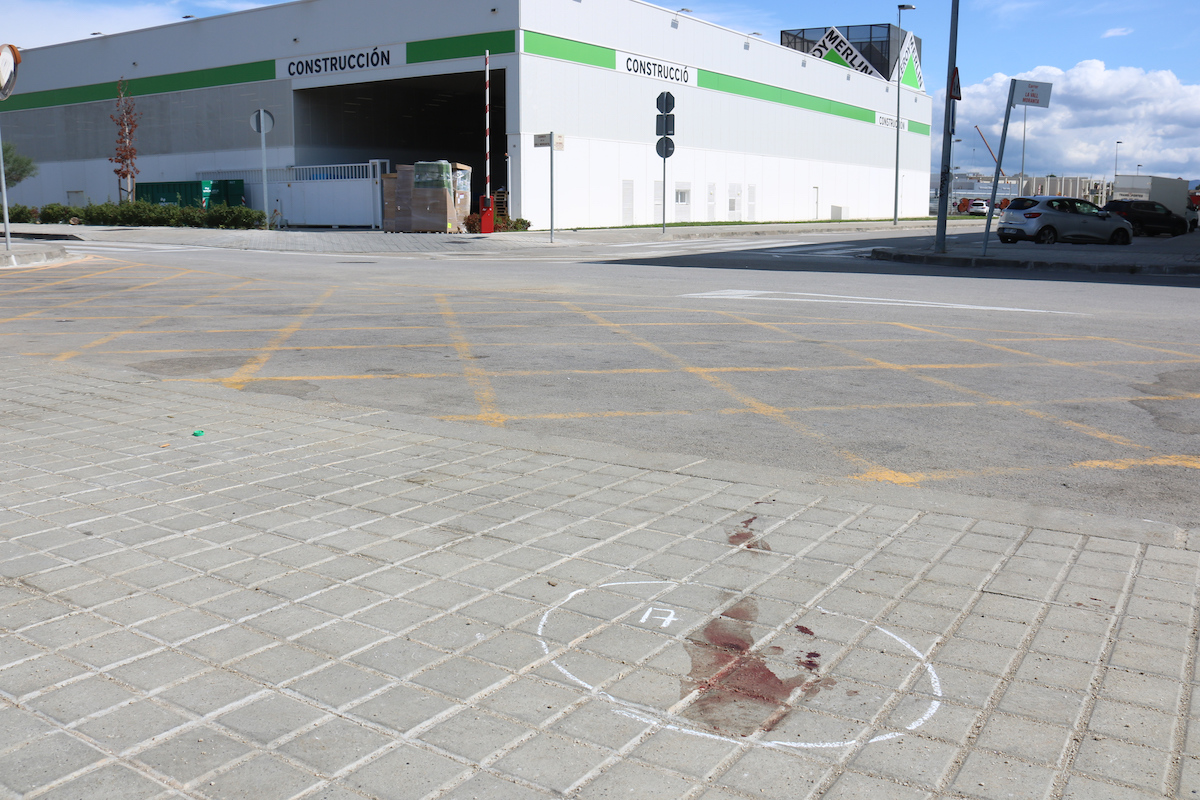 Pla detall de restes de sang marcades per la policia científica en el lloc del tiroteig de Sabadell / ACN