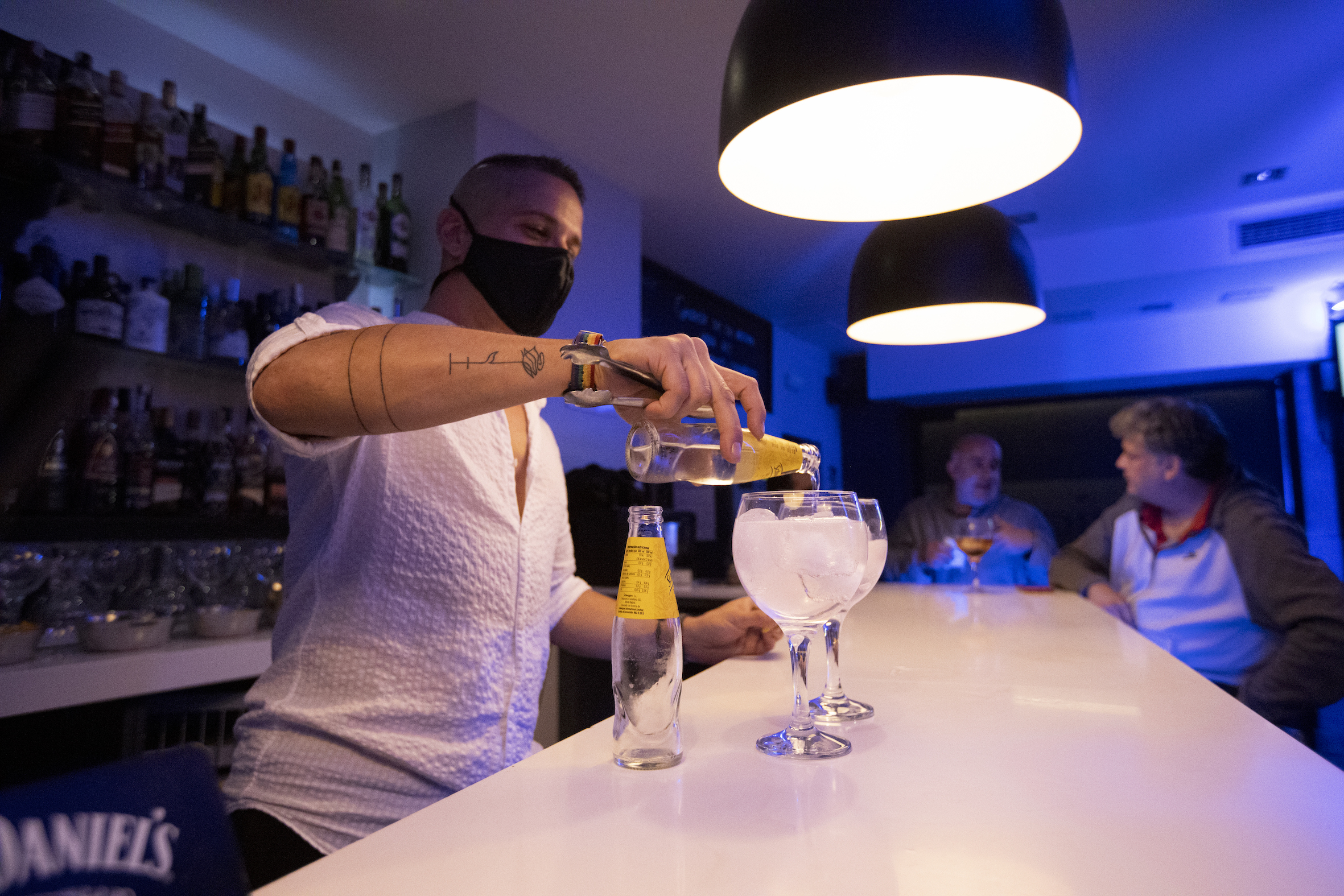Toni Expósito, responsable del Bar Musical servint un copa dijous a la nit, tret de sortida de l'oci nocturn / VICTÒRIA ROVIRA