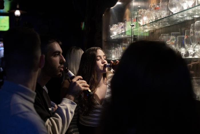 Joves consumint cervesa al bar Sabadebidoo / VICTÒRIA ROVIRA