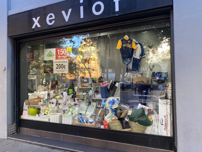 La botiga Xeviot és aparador de la panera solidària d'Atendis de Sabadell/ CEDIDA