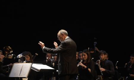 Bernat Castillejo dirigeix la Banda de Música de Sabadell