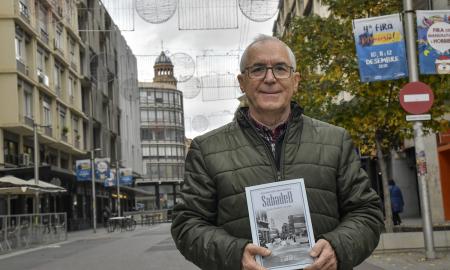 Jaume Barberà, amb el llibre 'Encara més descobrint Sabadell' / LLUÍS FRANCO