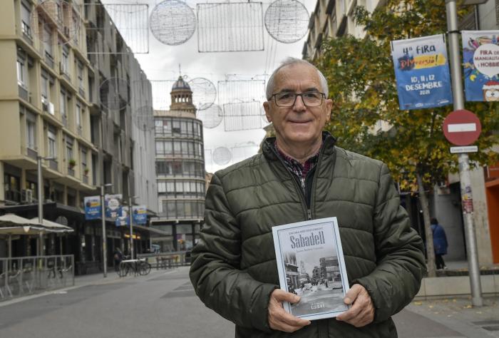 Jaume Barberà, amb el llibre 'Encara més descobrint Sabadell' / LLUÍS FRANCO
