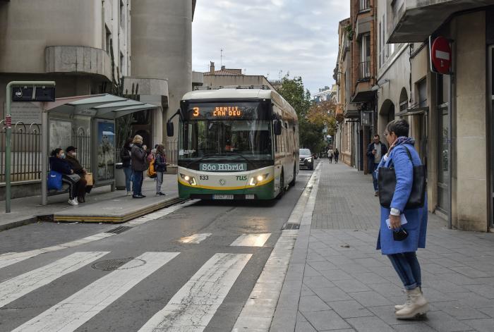 El carrer de Sant Joan, via de pujada dels autobusos / LLUÍS FRANCO