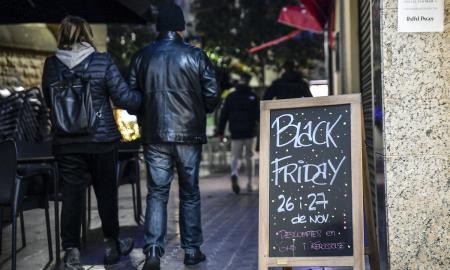 Les compres per Black Friday a Sabadell se centren en el sector de la moda, que creix un 36,7% / Lluís Franco