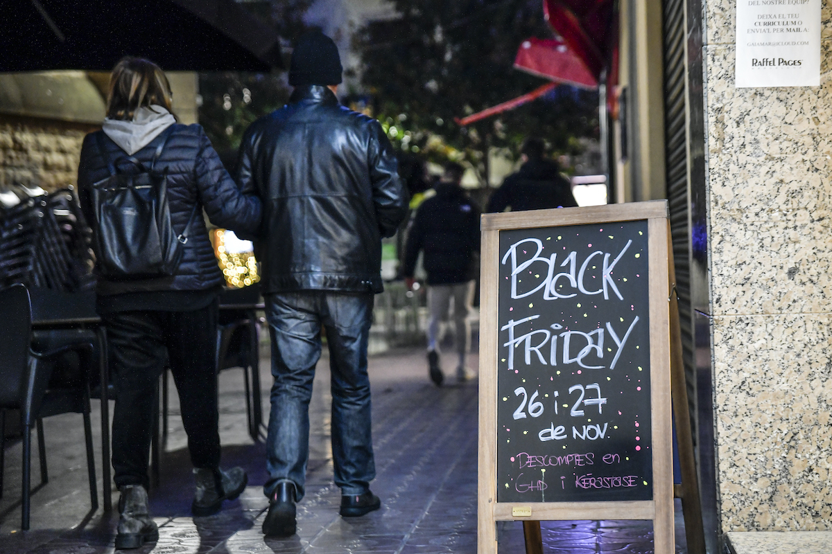 Les compres per Black Friday a Sabadell se centren en el sector de la moda, que creix un 36,7% / Lluís Franco