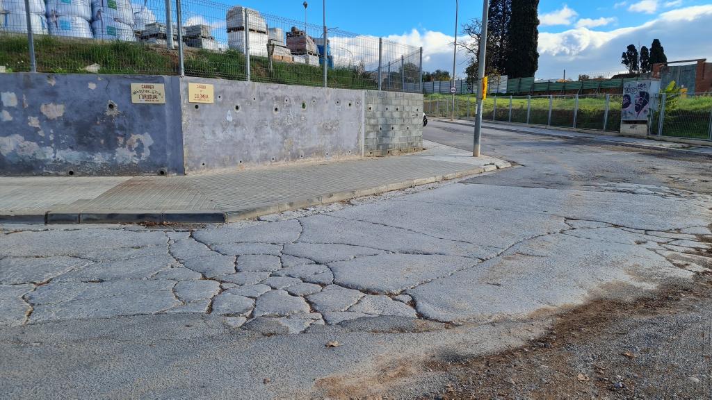 Asfalten de nou els carrers de l'Uruguai i de Colòmbia, molt deteriorats / CEDIDA