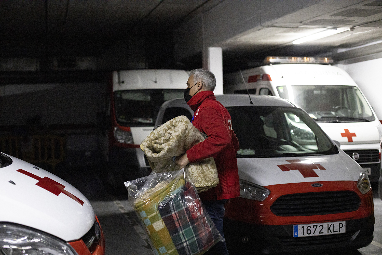 Les Unitats d’Emergència Social (UES) de la Creu Roja pentinen Sabadell per localitzar persones que viuen al carrer dos cops cada setmana i ofereixen brou calent, mantes, abric i mascaretes