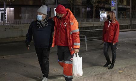 Les Unitats d’Emergència Social (UES) de la Creu Roja pentinen Sabadell per localitzar persones que viuen al carrer dos cops cada setmana i ofereixen brou calent, mantes, abric i mascaretes / victòria rovira