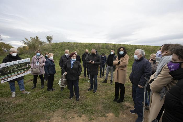 Visita de l'alcaldessa Farrés, altres membres del Govern i veïns a les obres del parc de les Aigües / VICTÒRIA ROVIRA