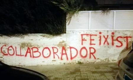 Una de les pintades insultants a la façana de la casa del rector de la UAB, Javier Lafuente, reivindicades per Acció per la Independència / ACN