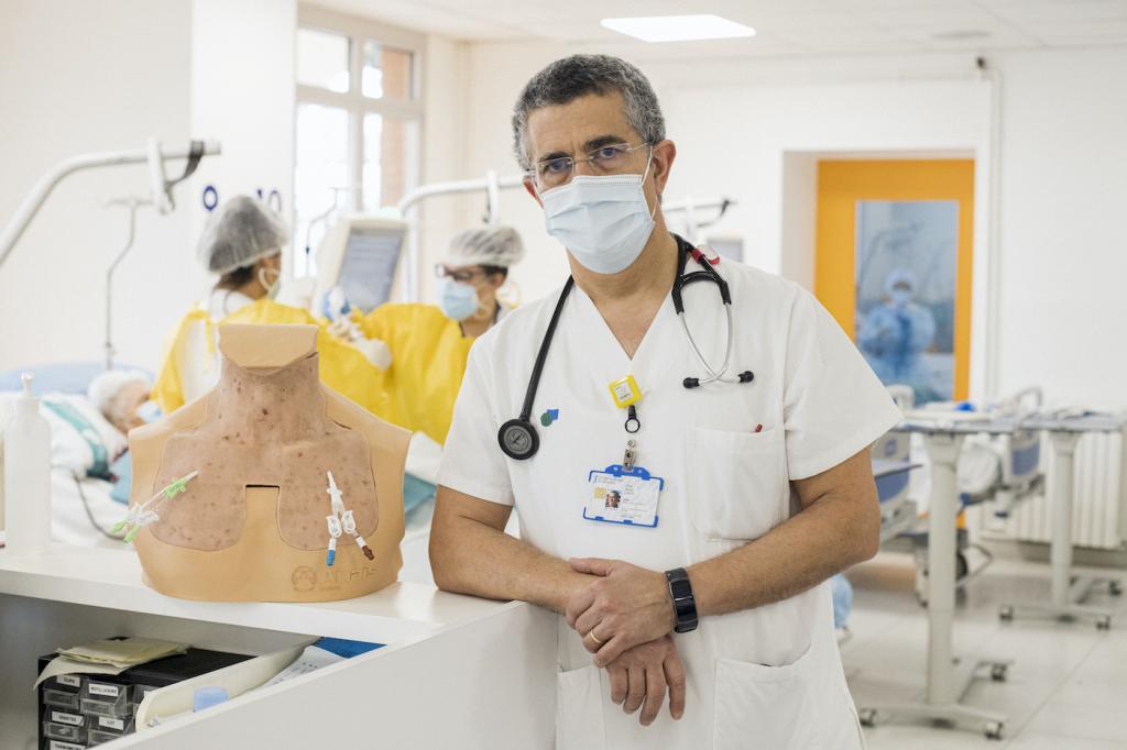 El Dr. Ibeas, amb un model anatòmic d'Anais Medical / VICTÒRIA ROVIRA