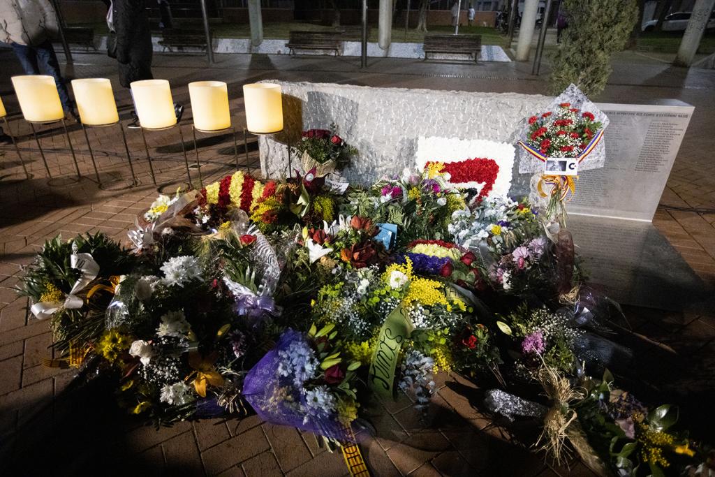 Rams de flors dipositats al mònòlit dedicat a les víctimes del nazisme / VICTÒRIA ROVIRA