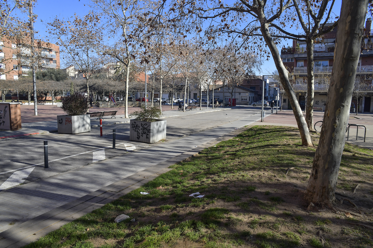 El carrer de Calvet d'Estrella separa les places de Montserrat Roig i el Mestre Planas / LLUÍS FRANCO
