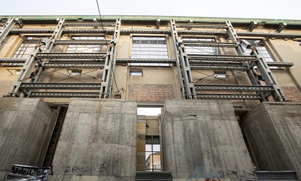La façana de la fàbrica Bosser, assegurada amb estabilitzadors / VICTÒRIA ROVIRA