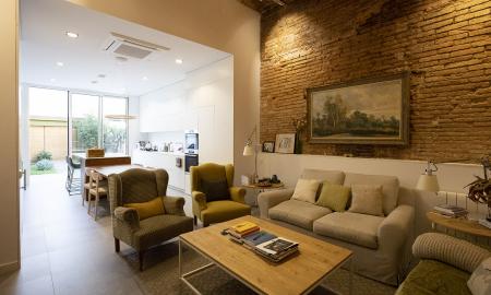 La sala d'estar, la cuina i el pati d'una casa anglesa de Sabadell / VICTÒRIA ROVIRA