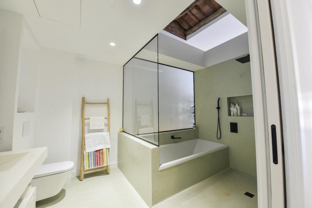 Les obertures permeten baixar la llum de la claraboia al bany i al menjador (foto anterior) / LLUÍS FRANCO