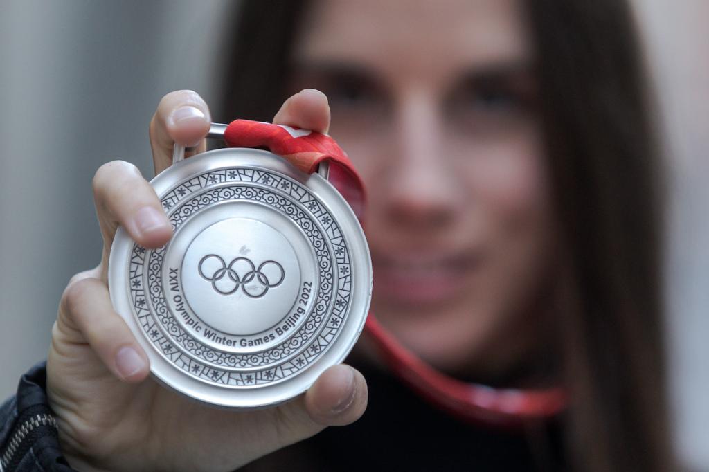 Castellet mostra la medalla de plata aconseguida a Pequín / LLUÍS CLOTET