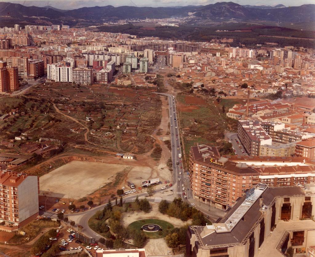 Vista aèria de l'Eix Macià - Parc Catalunya, perspectiva a la plaça Espanya. 1982.- Autor: desconegut/ Arxiu Històric de Sabadell