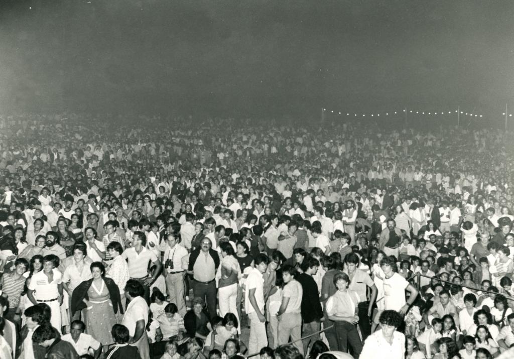 Públic assistent al concert de la Trinca al Parc Catalunya. Festa Major de Sabadell. 4 de setembre de 1982. Autor: Pere Farran Climent/ Arxiu Històric de Sabadell