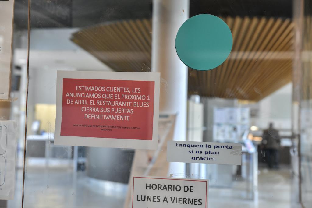 Un cartell anuncia el tancament del local / LLUÍS FRANCO