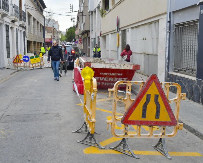 Les obres per fer una plataforma elevada al carrer Estrella / LLUÍS FRANCO