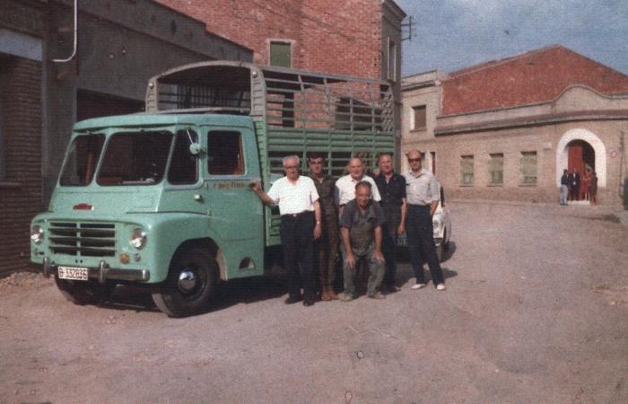 Querol (segon a la dreta), entregant un vehicle a la família Puig / CEDIDA