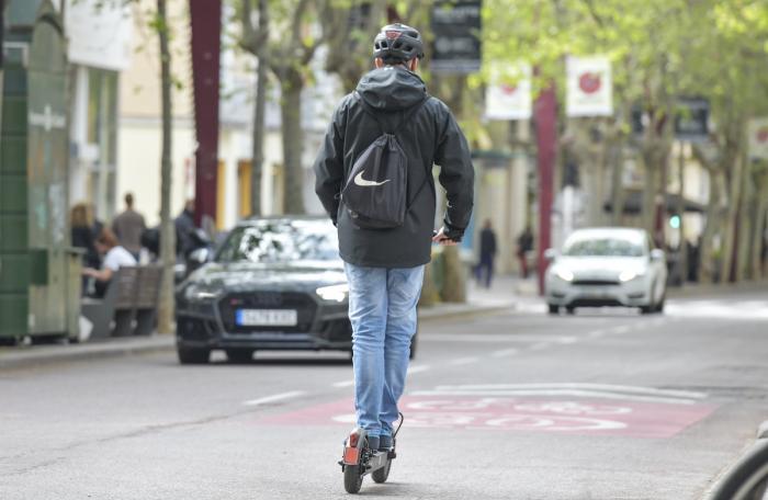 Un usuari de patinet elèctric circulant per la Rambla de Sabadell / Lluís Franco