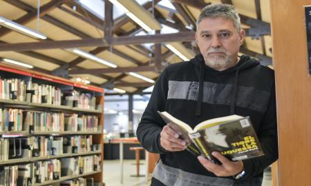 Jordi Solé, a la biblioteca Vapor Badia amb un dels seus llibres / LLUÍS FRANCO