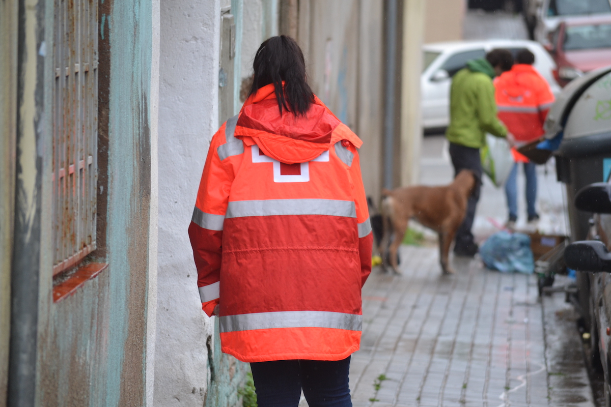 Una voluntària de la Creu Roja, durant la pandèmia / cedida (creu roja)