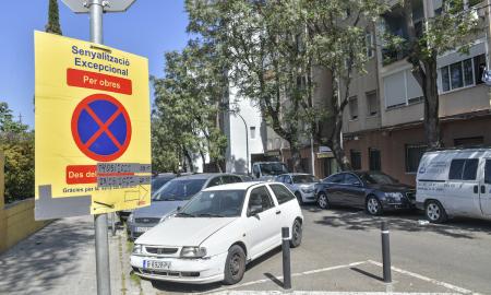 Els cartells avisen de l’inici d’obres a carrer Concha Espina / LLUÍS FRANCO