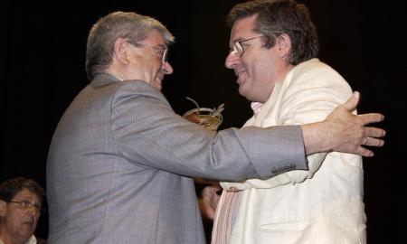 Jesús Ventura, rebent el premi Federació al certamen de la Sardana de l'Any 2006 / VIQUIPÈDIA