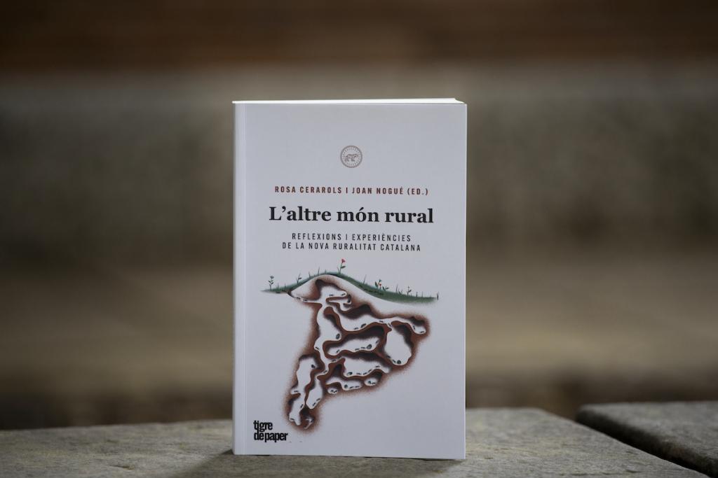 Exemplar del llibre 'L'altre món rural', editat per Rosa Cerarols i Joan Nogué / VICTÒRIA ROVIRA