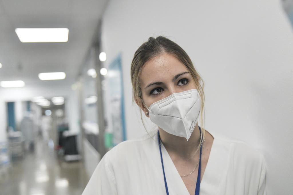 La infermera Noelia Jiménez, a la planta d'hospitalització quirúrgica / LLUÍS FRANCO