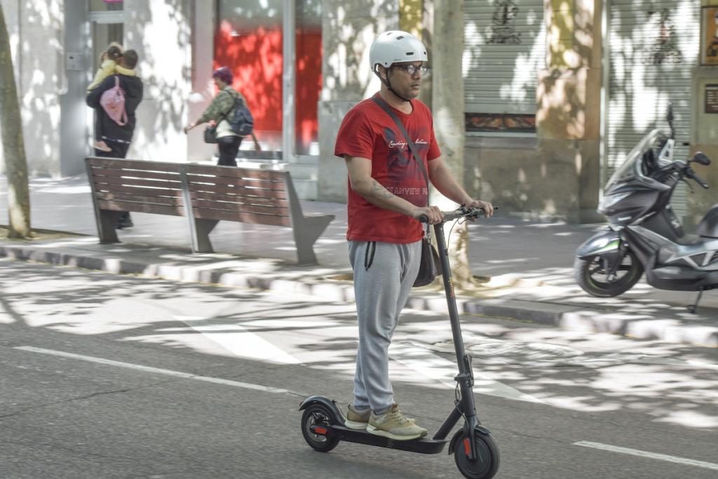 Un home circula amb el seu patinet elèctric per la Rambla / LLUÍS FRANCO