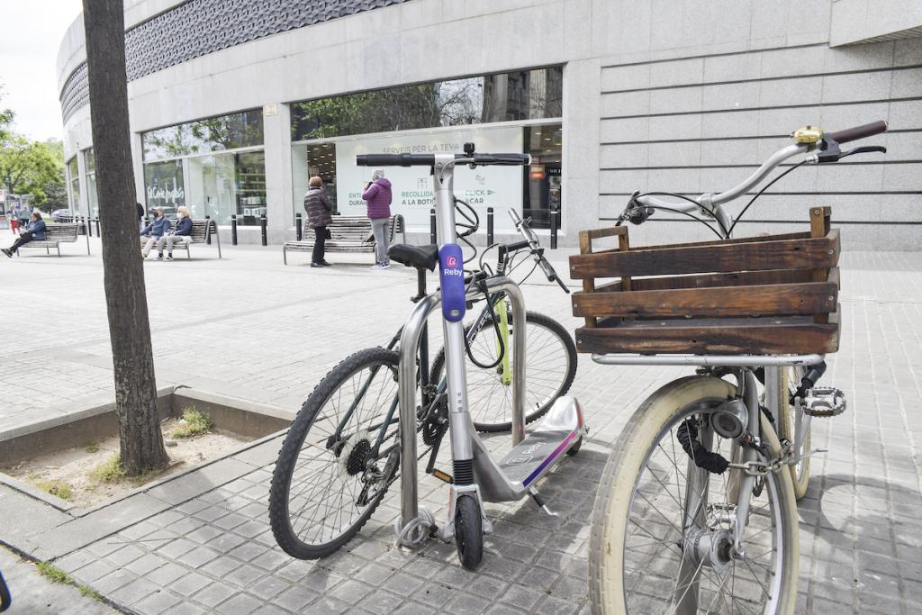 Un patinet de Reby, compartint espai amb altres bicicletes particulars / LLUÍS FRANCO